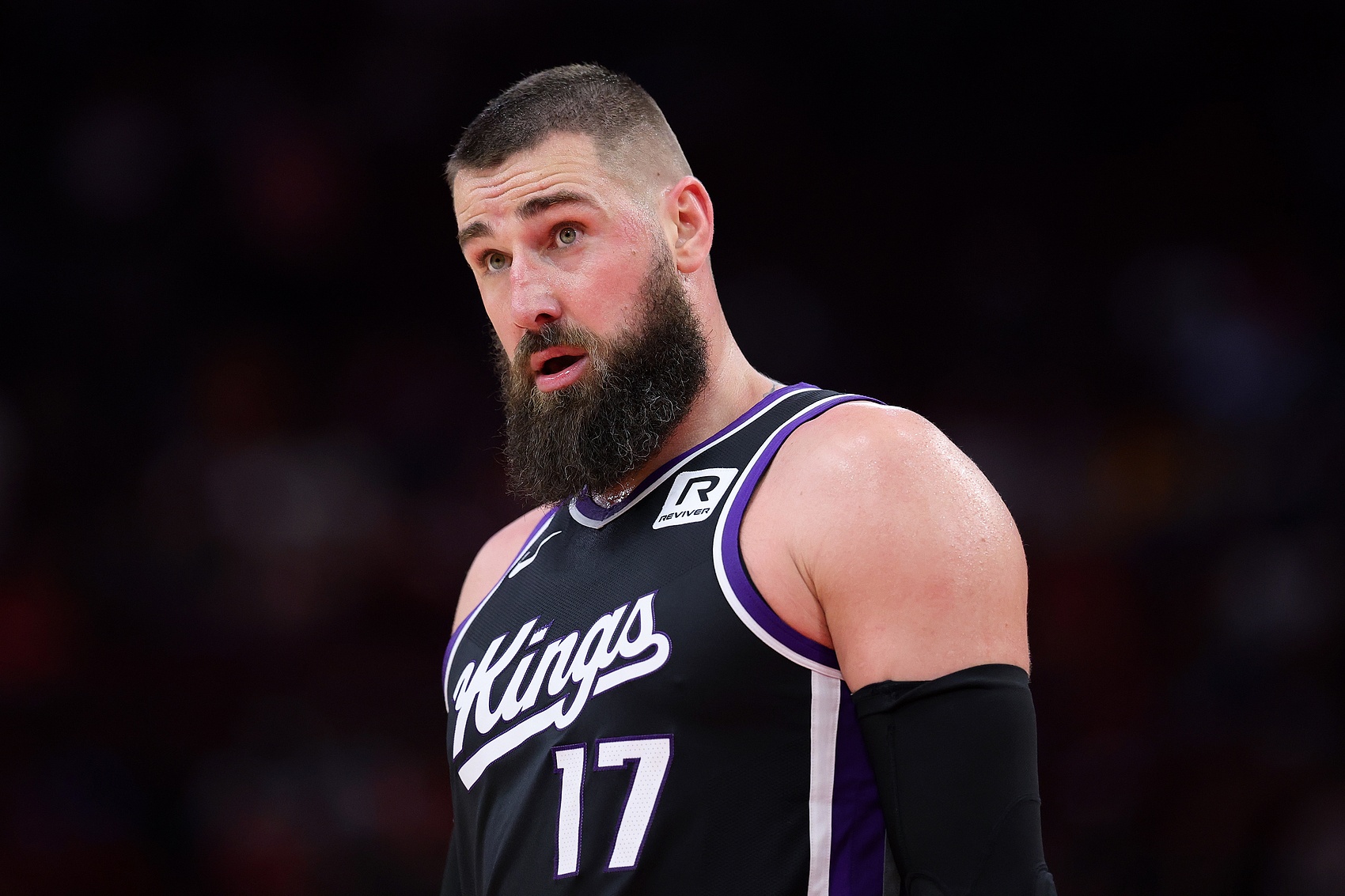 够用了!掘金为约基奇准备了两位替补:老将瓦兰+二年级生霍姆斯