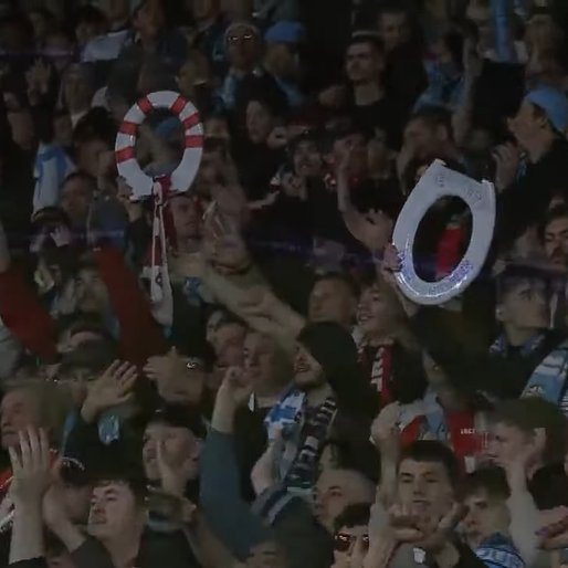 墨尔本城球迷高举马桶圈庆祝夺冠,因其形似澳超冠军奖杯